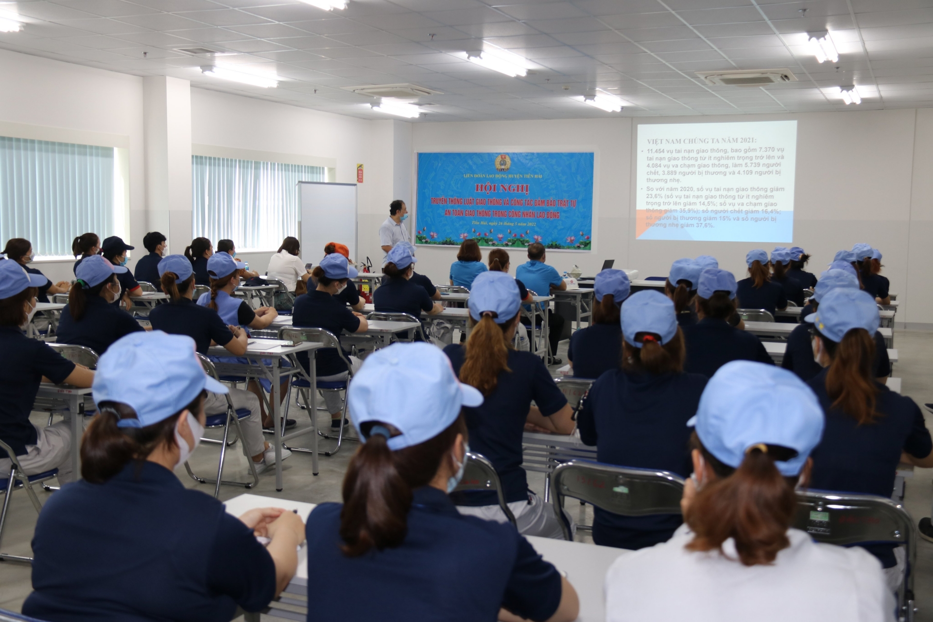 LĐLĐ huyện Tiền Hải tổ chức trao kinh phí hỗ trợ đoàn viên xây nhà mái ấm