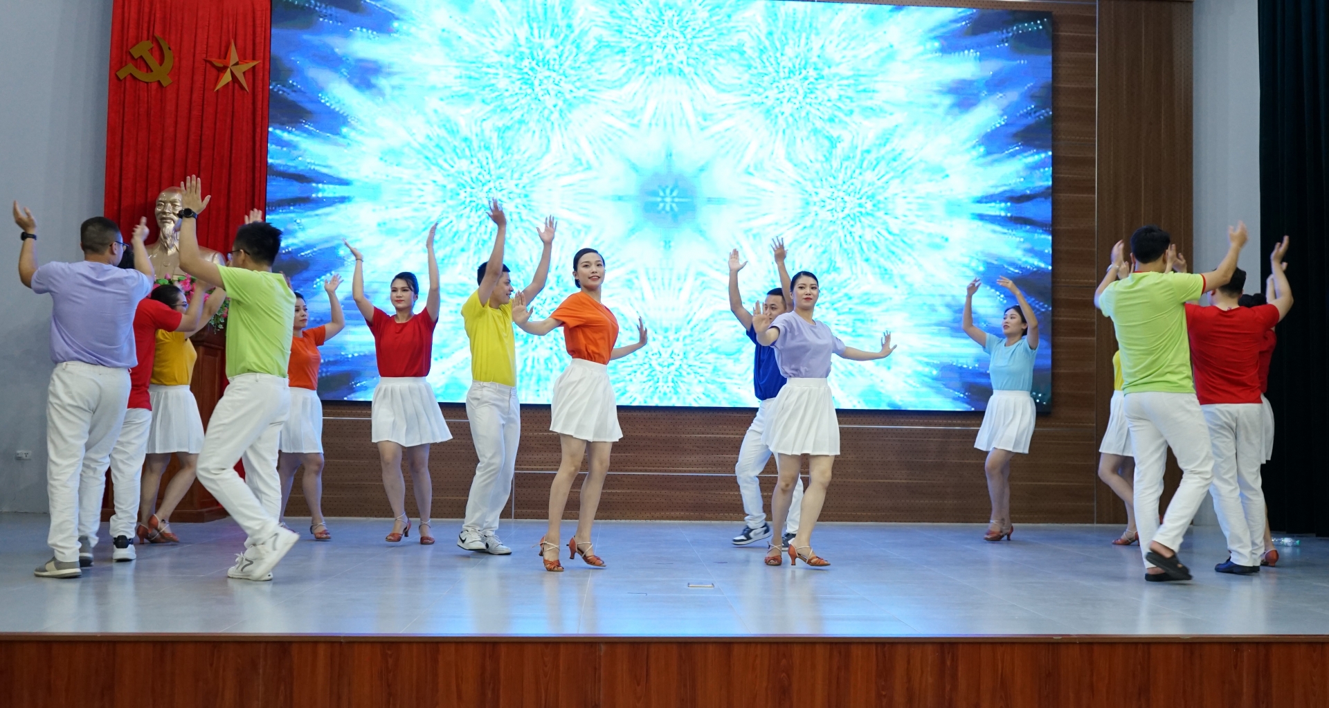 Sôi động lễ ra mắt Câu lạc bộ Dân vũ Sở Tài chính và Báo Nghệ An