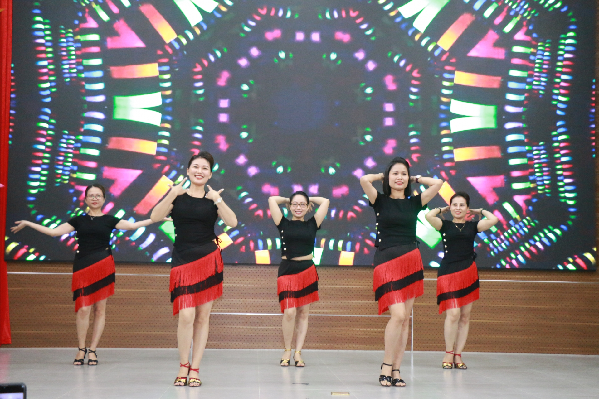 Sôi động lễ ra mắt Câu lạc bộ Dân vũ Sở Tài chính và Báo Nghệ An