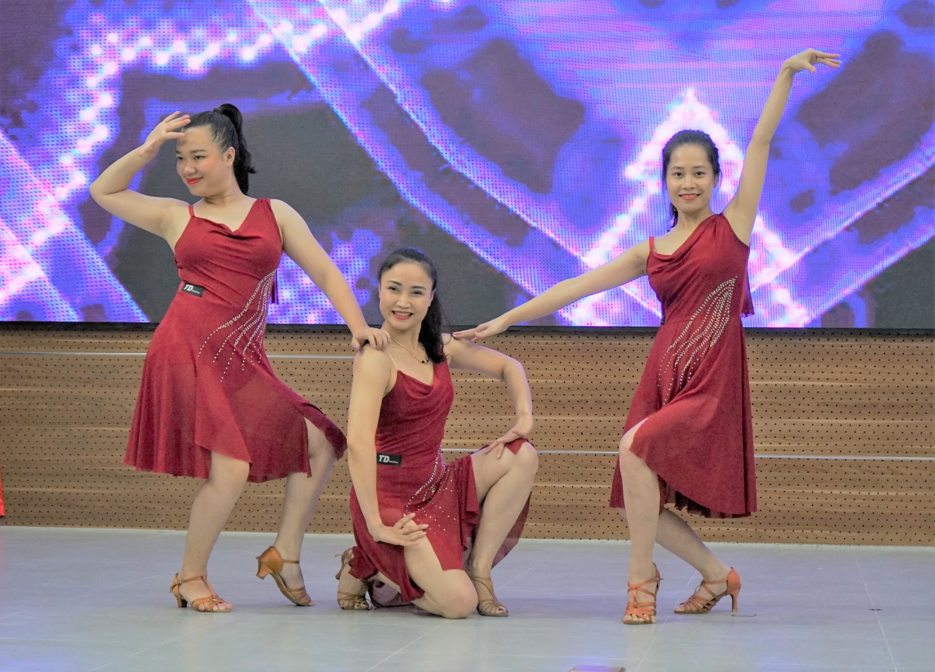 Sôi động lễ ra mắt Câu lạc bộ Dân vũ Sở Tài chính và Báo Nghệ An