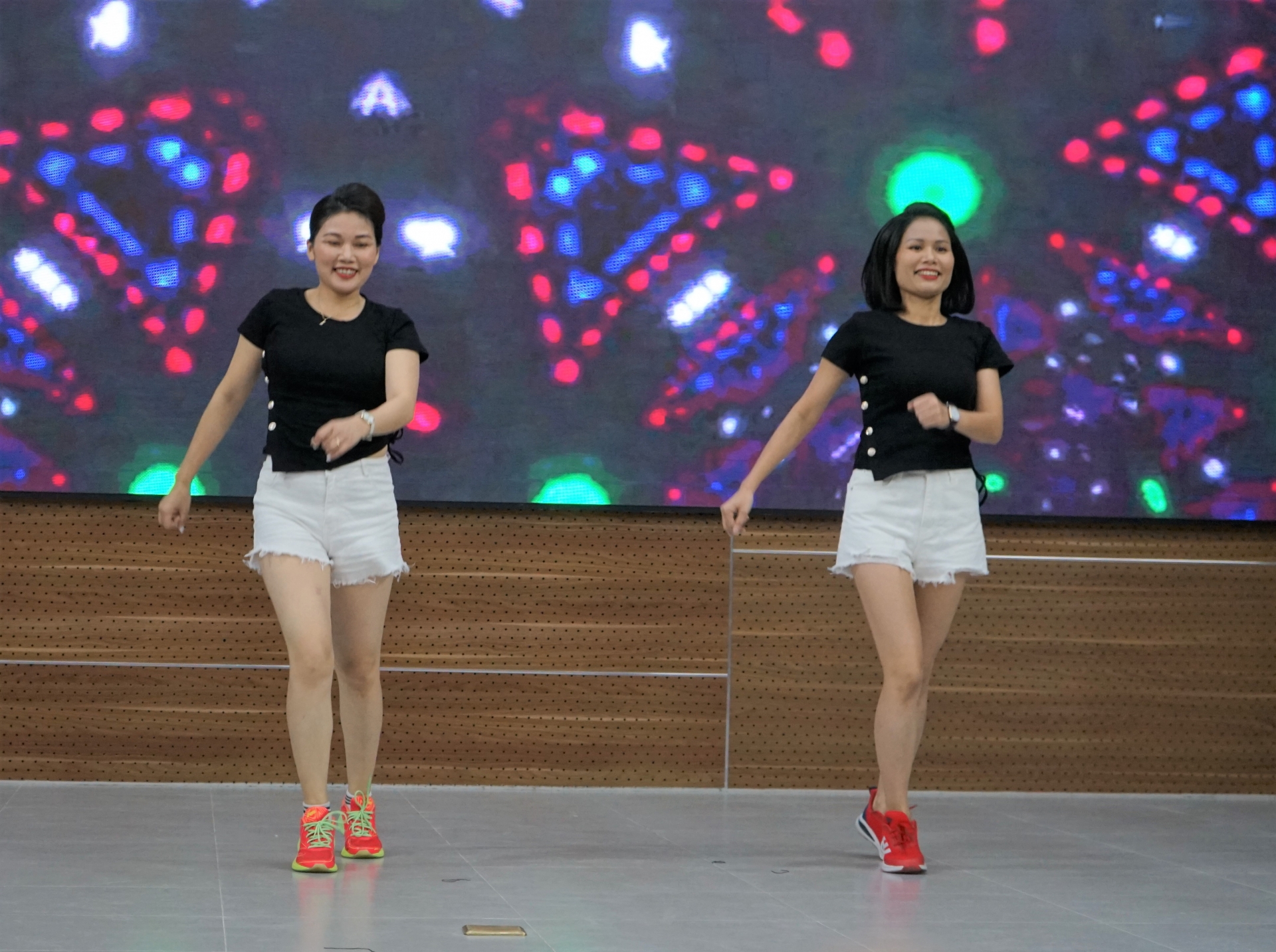 Sôi động lễ ra mắt Câu lạc bộ Dân vũ Sở Tài chính và Báo Nghệ An