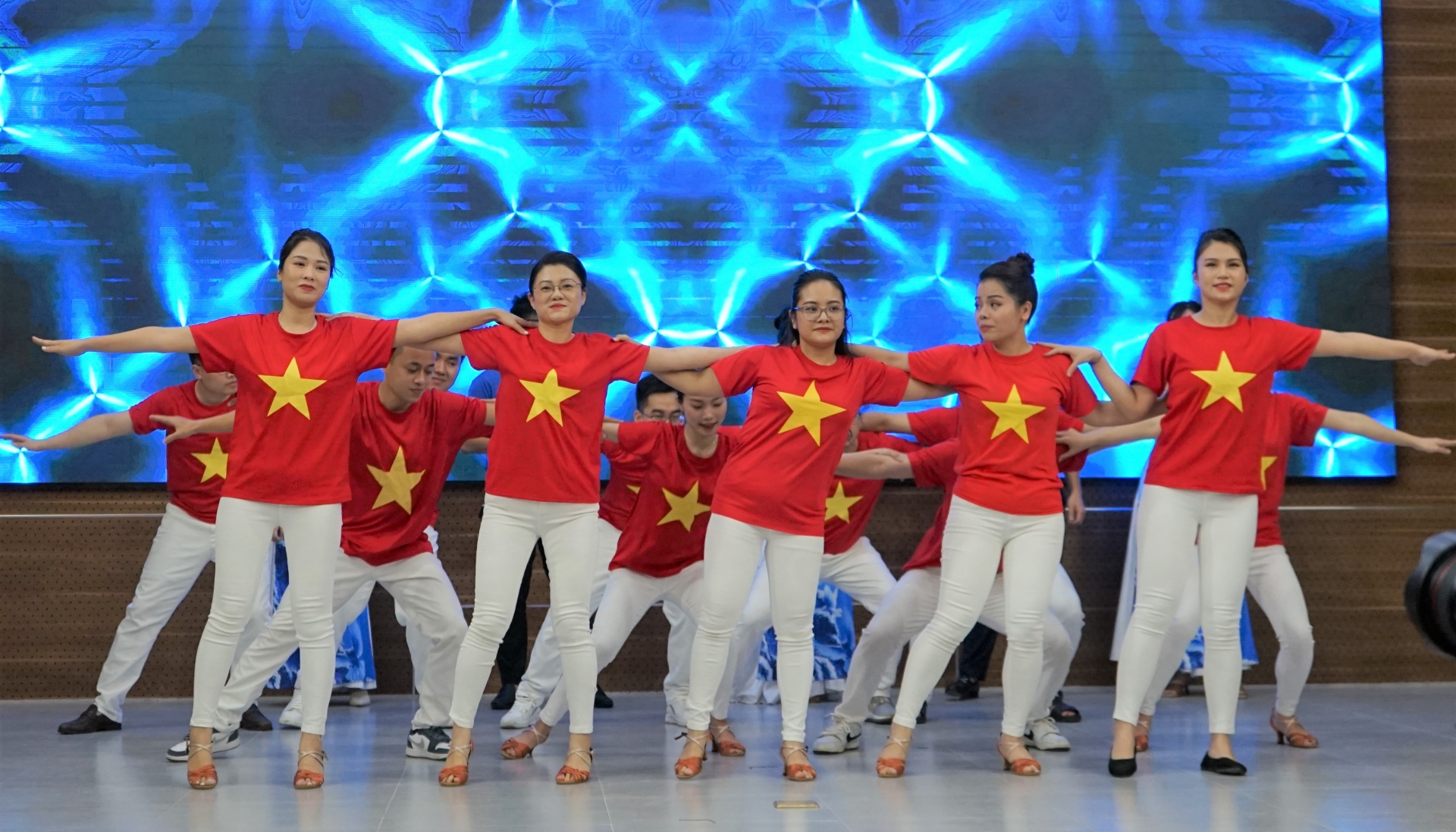 Sôi động lễ ra mắt Câu lạc bộ Dân vũ Sở Tài chính và Báo Nghệ An