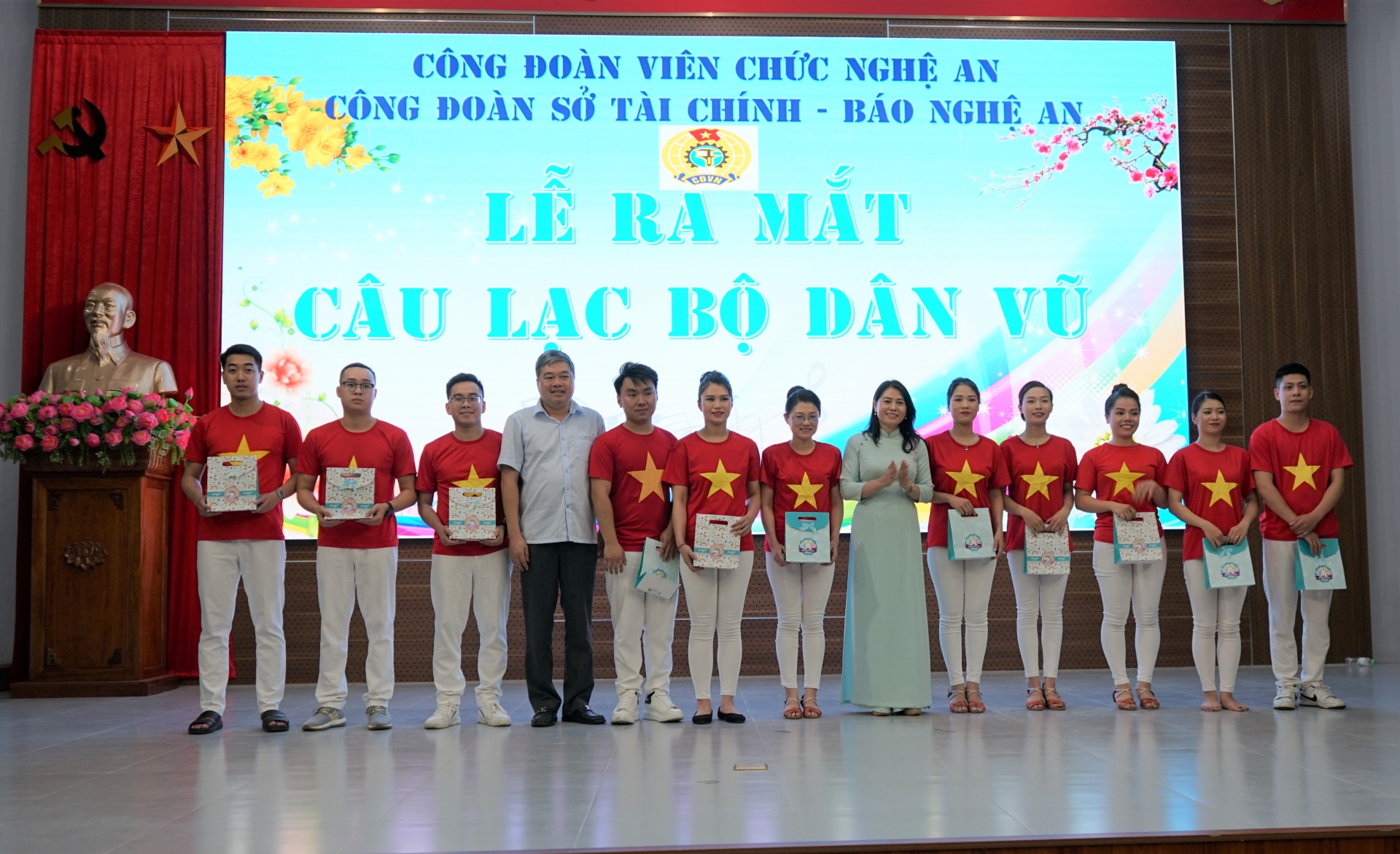 Sôi động lễ ra mắt Câu lạc bộ Dân vũ Sở Tài chính và Báo Nghệ An