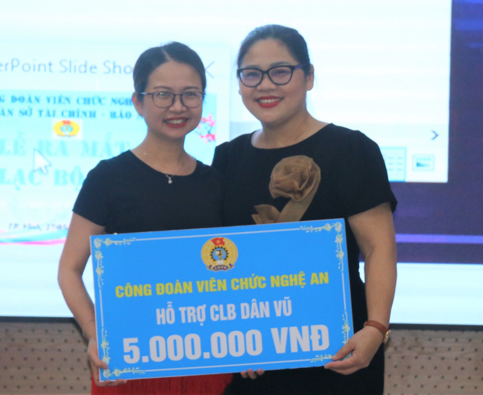 Sôi động lễ ra mắt Câu lạc bộ Dân vũ Sở Tài chính và Báo Nghệ An