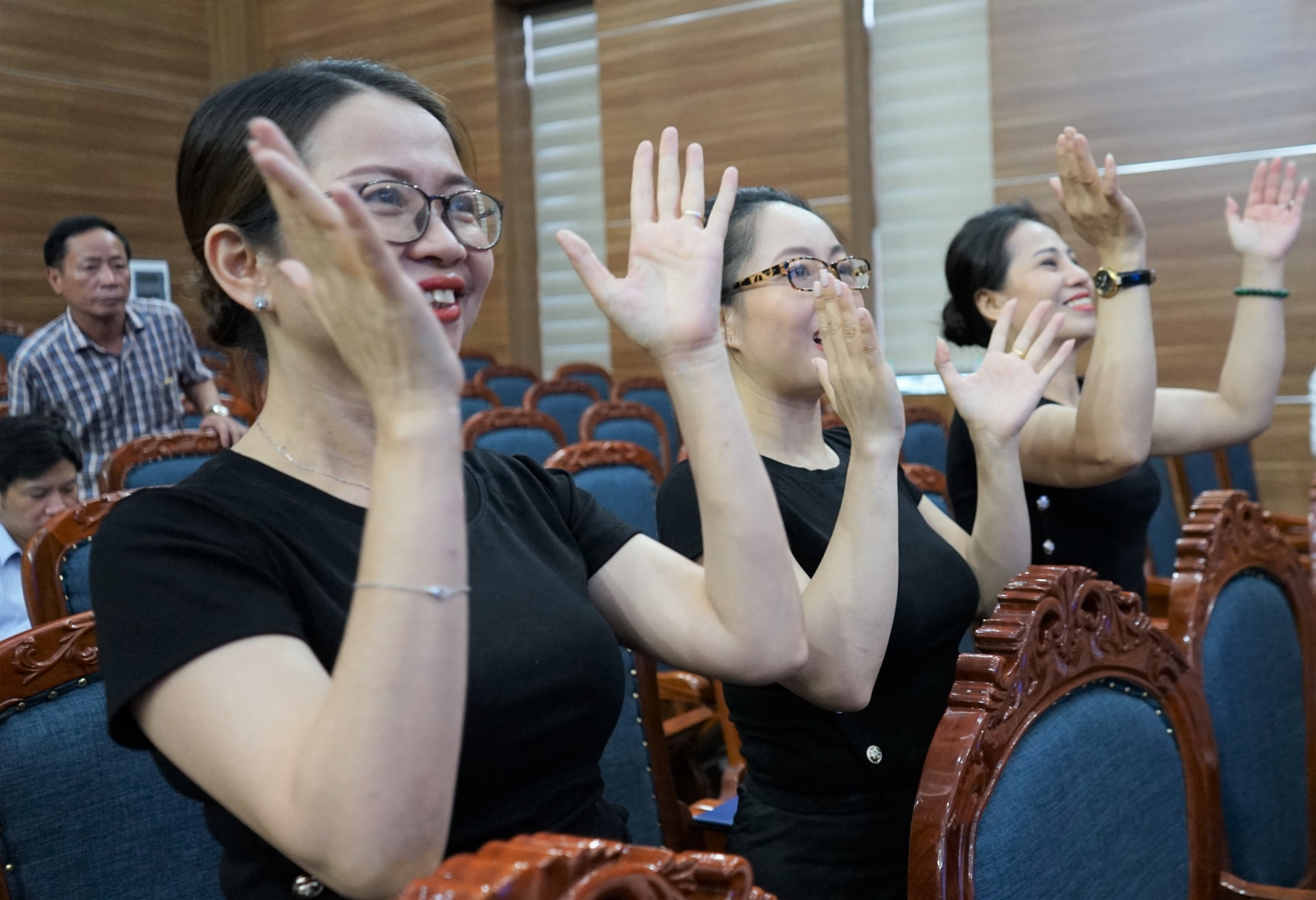 Sôi động lễ ra mắt Câu lạc bộ Dân vũ Sở Tài chính và Báo Nghệ An