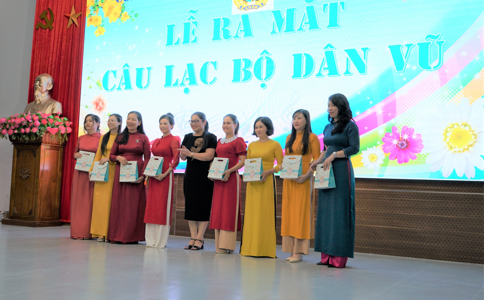 Sôi động lễ ra mắt Câu lạc bộ Dân vũ Sở Tài chính và Báo Nghệ An