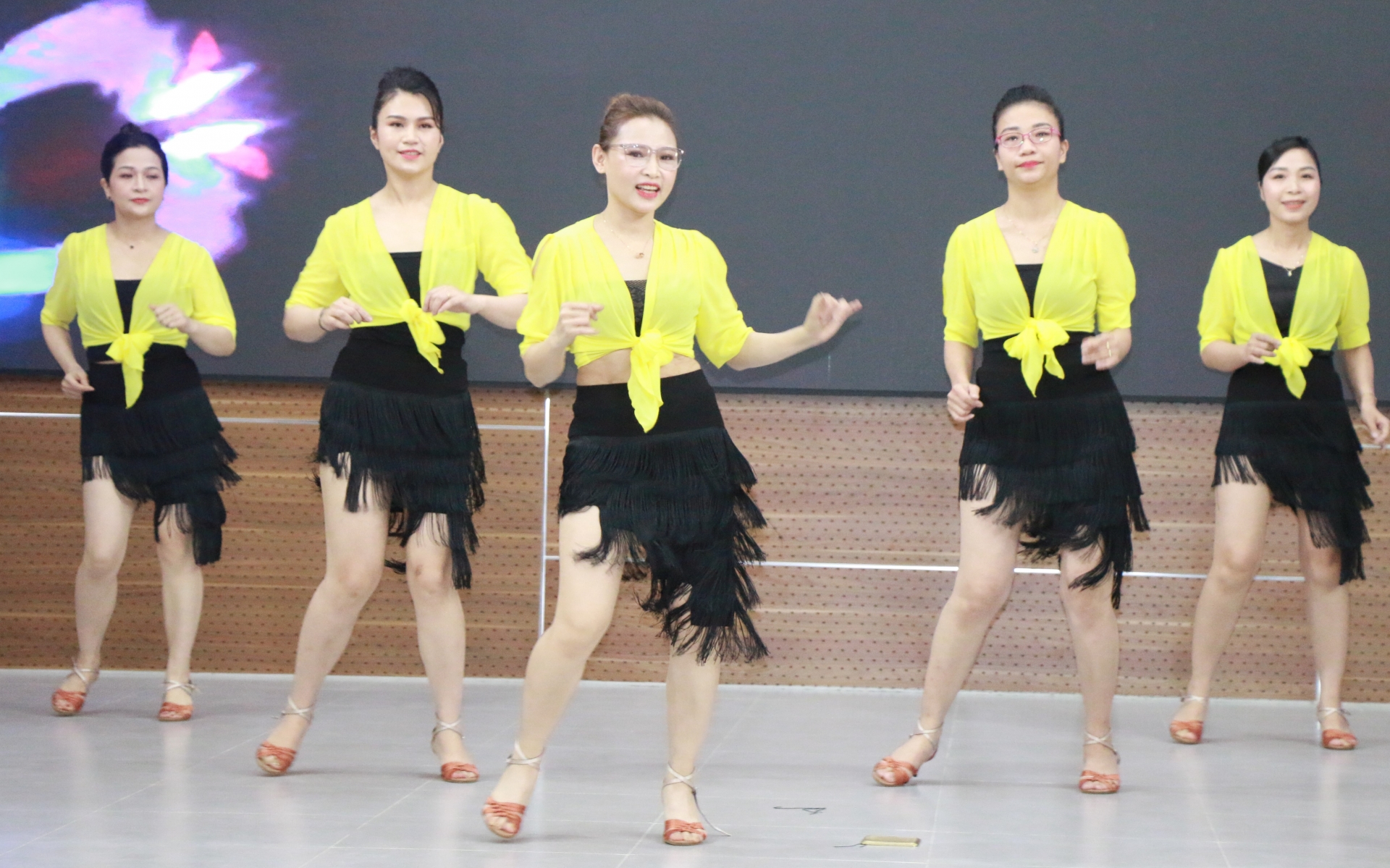 Sôi động lễ ra mắt Câu lạc bộ Dân vũ Sở Tài chính và Báo Nghệ An