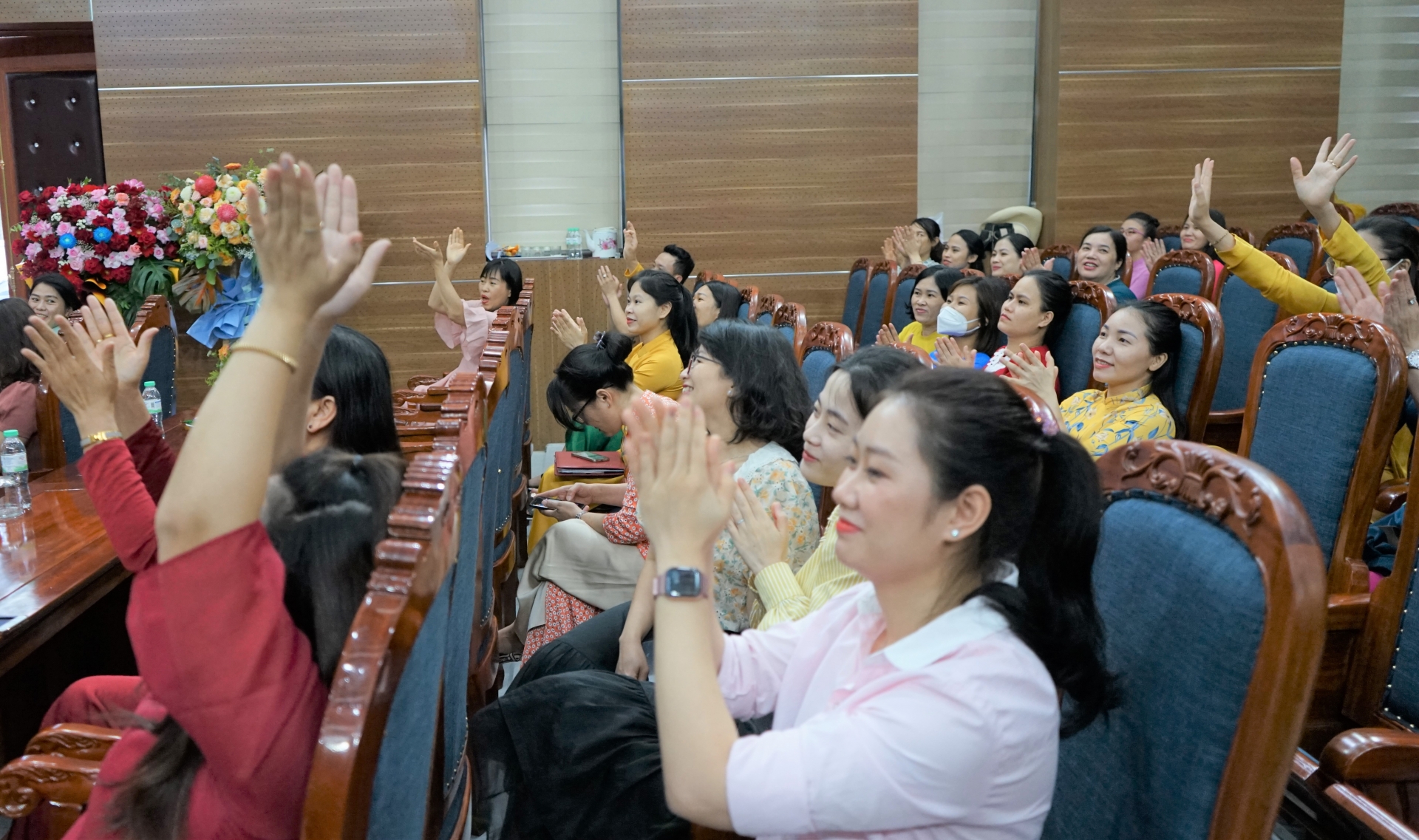 Sôi động lễ ra mắt Câu lạc bộ Dân vũ Sở Tài chính và Báo Nghệ An