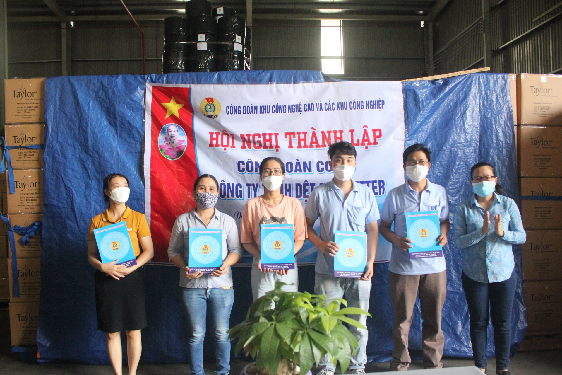 undefined Đà Nẵng: Thành lập CĐCS Công ty TNHH Dệt may Better, kết nạp 90 đoàn viên.