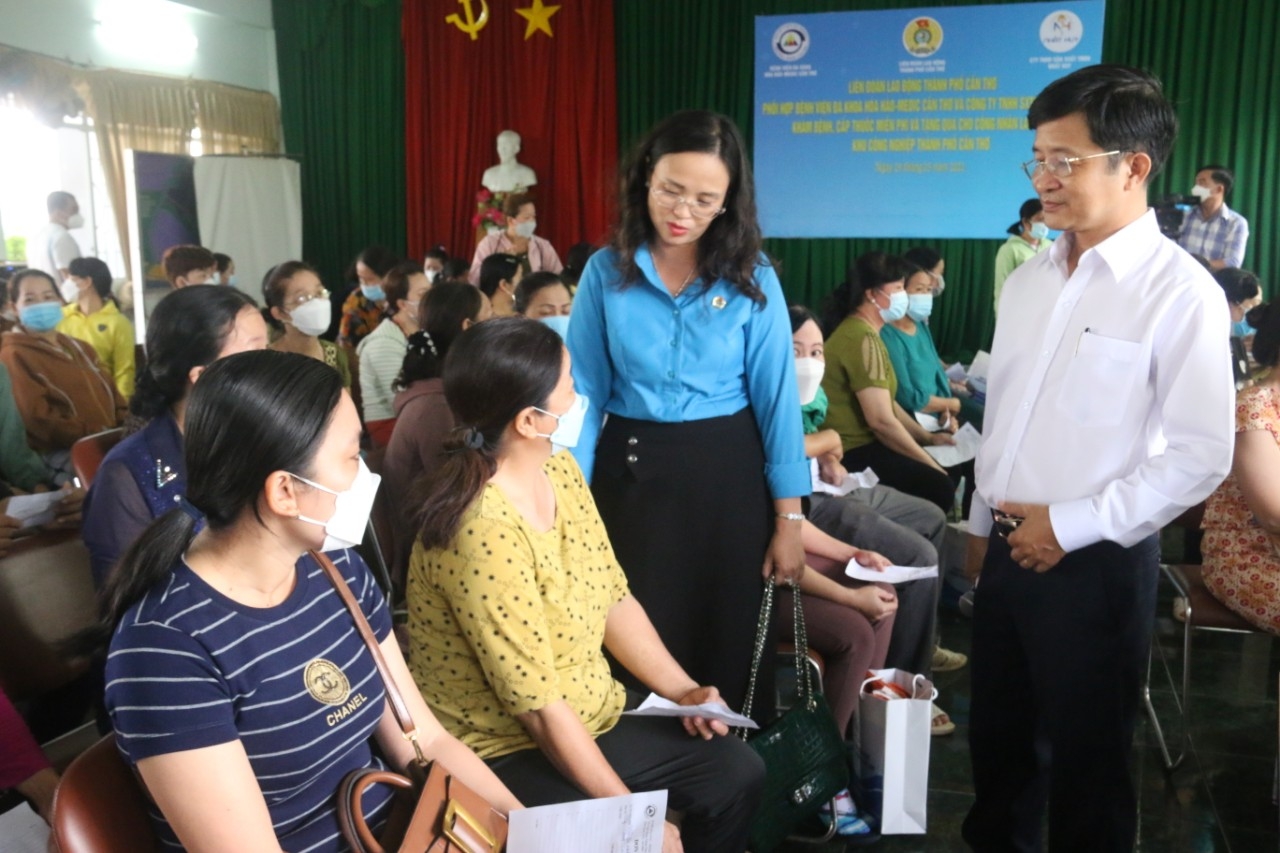 LĐLĐ TP Cần Thơ: Chuỗi hoạt động tặng quà, thăm hỏi, khám sức khỏe cho NLĐ