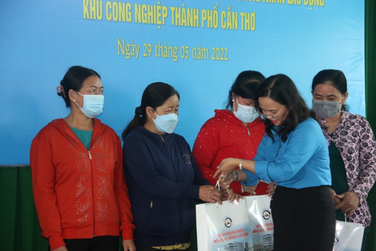 LĐLĐ TP Cần Thơ: Chuỗi hoạt động tặng quà, thăm hỏi, khám sức khỏe cho NLĐ