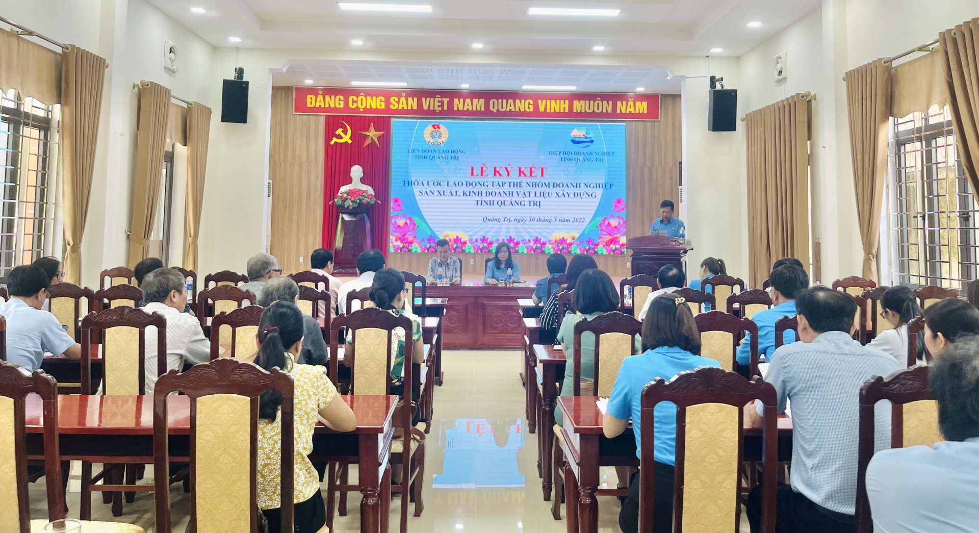 LĐLĐ Quảng Trị: Ký kết TƯLĐTT với nhóm doanh nghiệp sản xuất, kinh doanh vật liệu xây dựng LĐLĐ Quảng Trị: Ký kết TƯLĐTT với nhóm doanh nghiệp sản xuất, kinh doanh vật liệu xây dựng