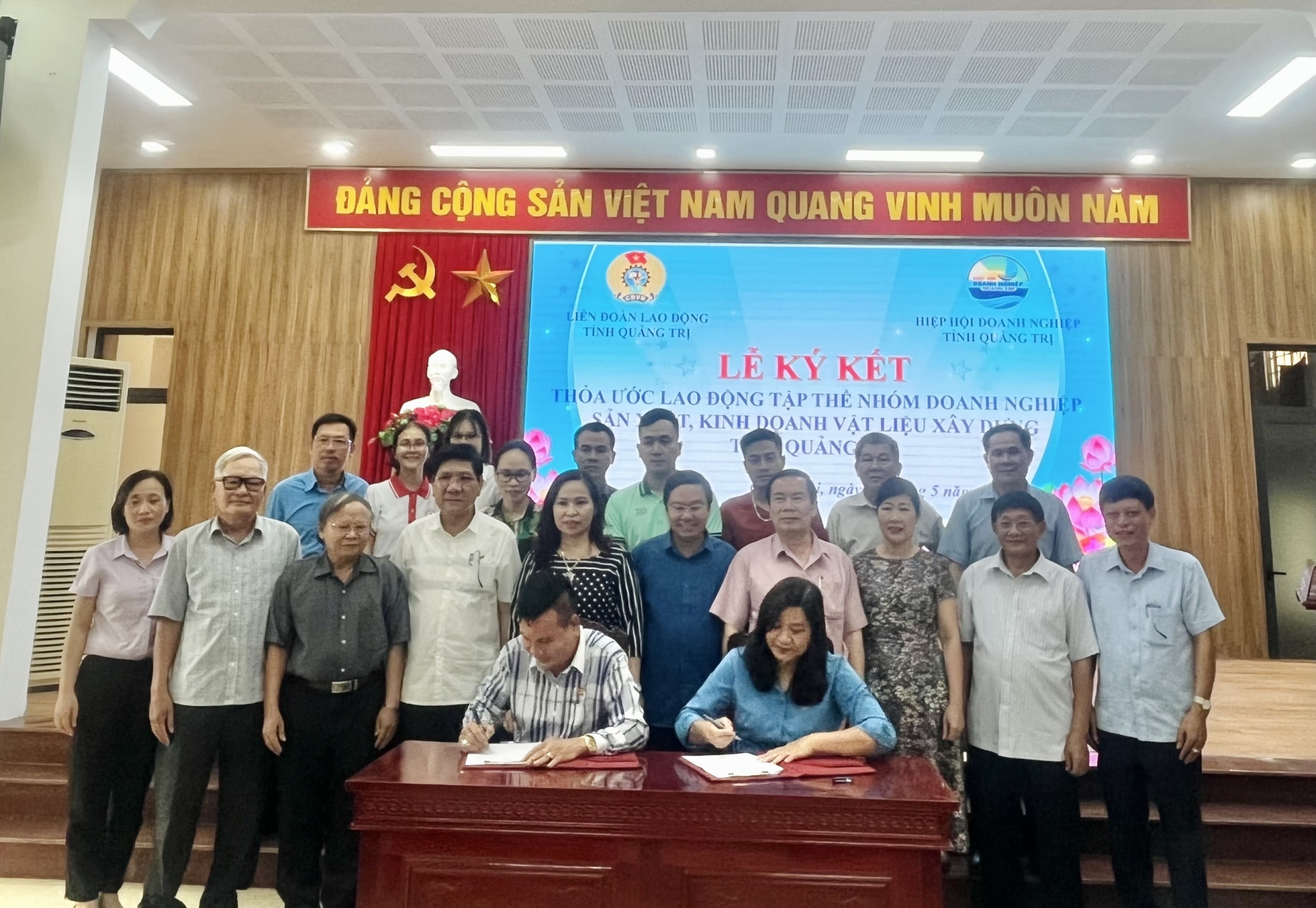 LĐLĐ Quảng Trị: Ký kết TƯLĐTT với nhóm doanh nghiệp sản xuất, kinh doanh vật liệu xây dựng LĐLĐ Quảng Trị: Ký kết TƯLĐTT với nhóm doanh nghiệp sản xuất, kinh doanh vật liệu xây dựng