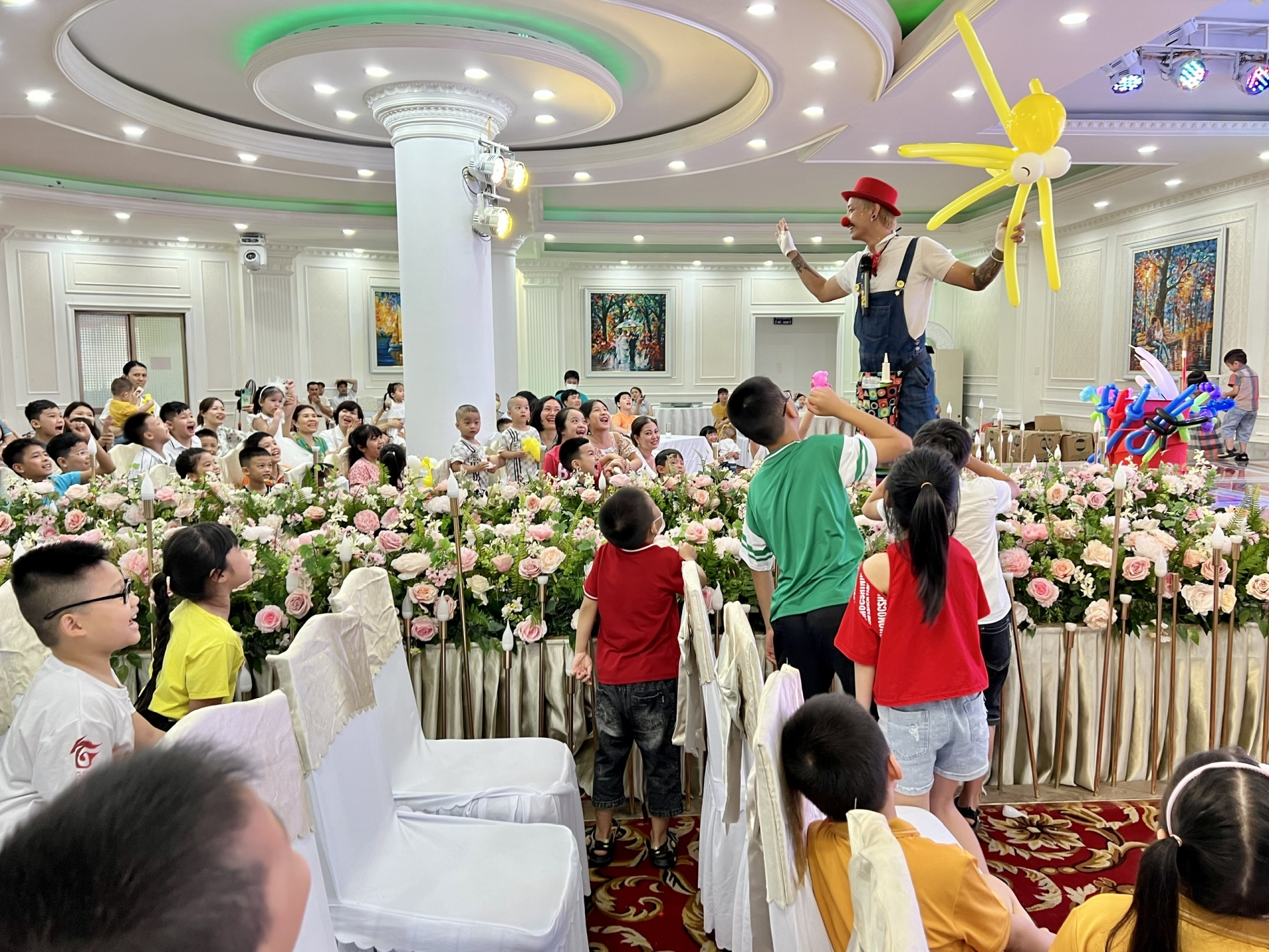 Bố làm việc trên tàu hạnh phúc khi biết con ở nhà vui Tết Thiếu nhi Bố làm việc trên tàu hạnh phúc khi biết con ở nhà vui Tết Thiếu nhi