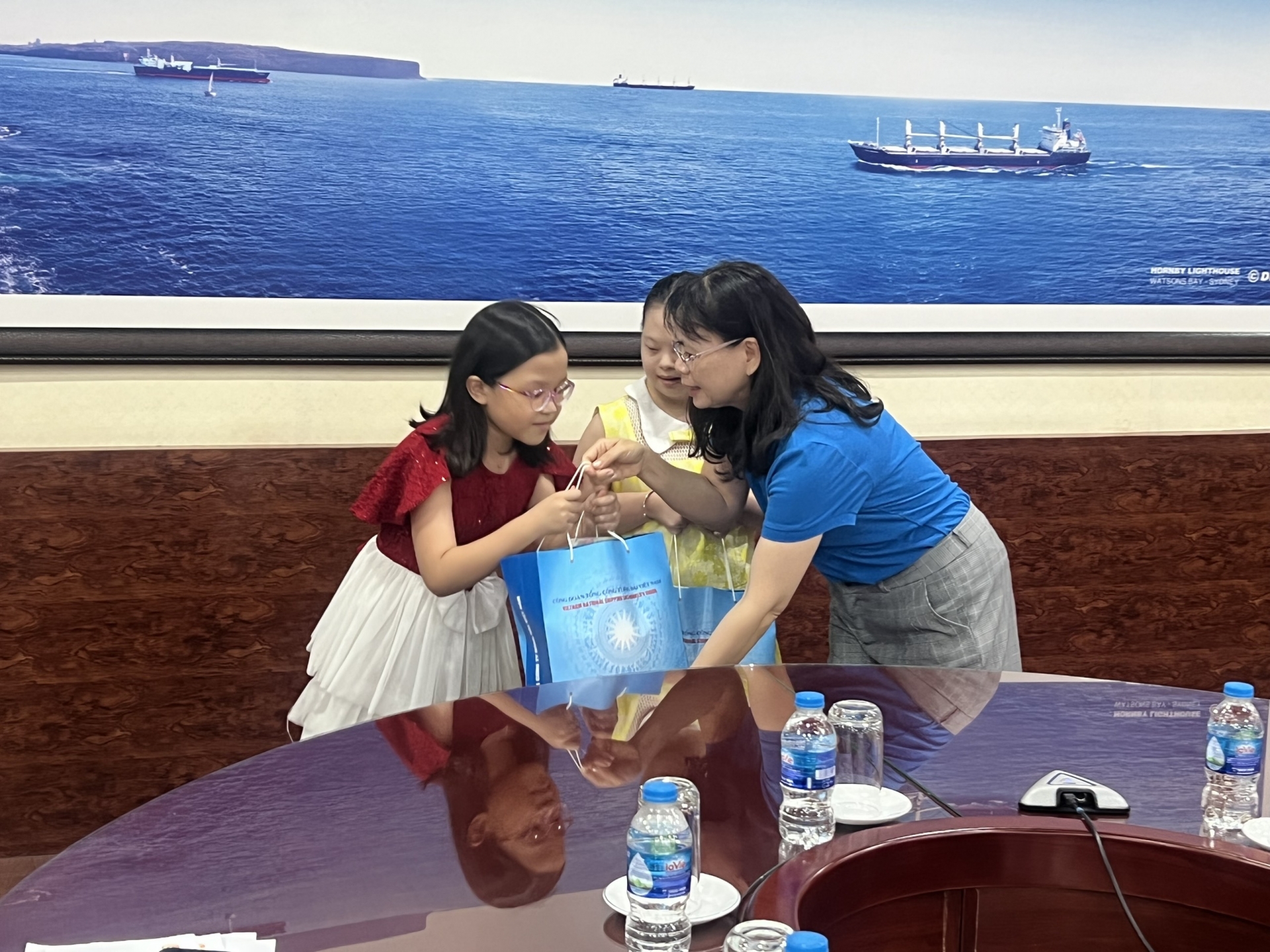 Bố làm việc trên tàu hạnh phúc khi biết con ở nhà vui Tết Thiếu nhi Bố làm việc trên tàu hạnh phúc khi biết con ở nhà vui Tết Thiếu nhi