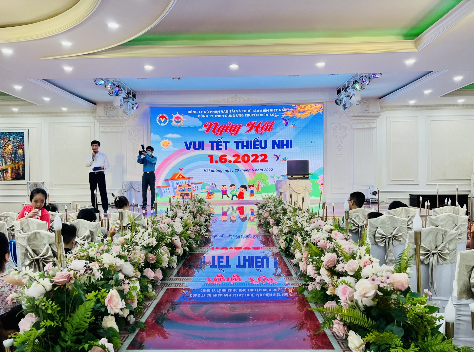 Bố làm việc trên tàu hạnh phúc khi biết con ở nhà vui Tết Thiếu nhi Bố làm việc trên tàu hạnh phúc khi biết con ở nhà vui Tết Thiếu nhi