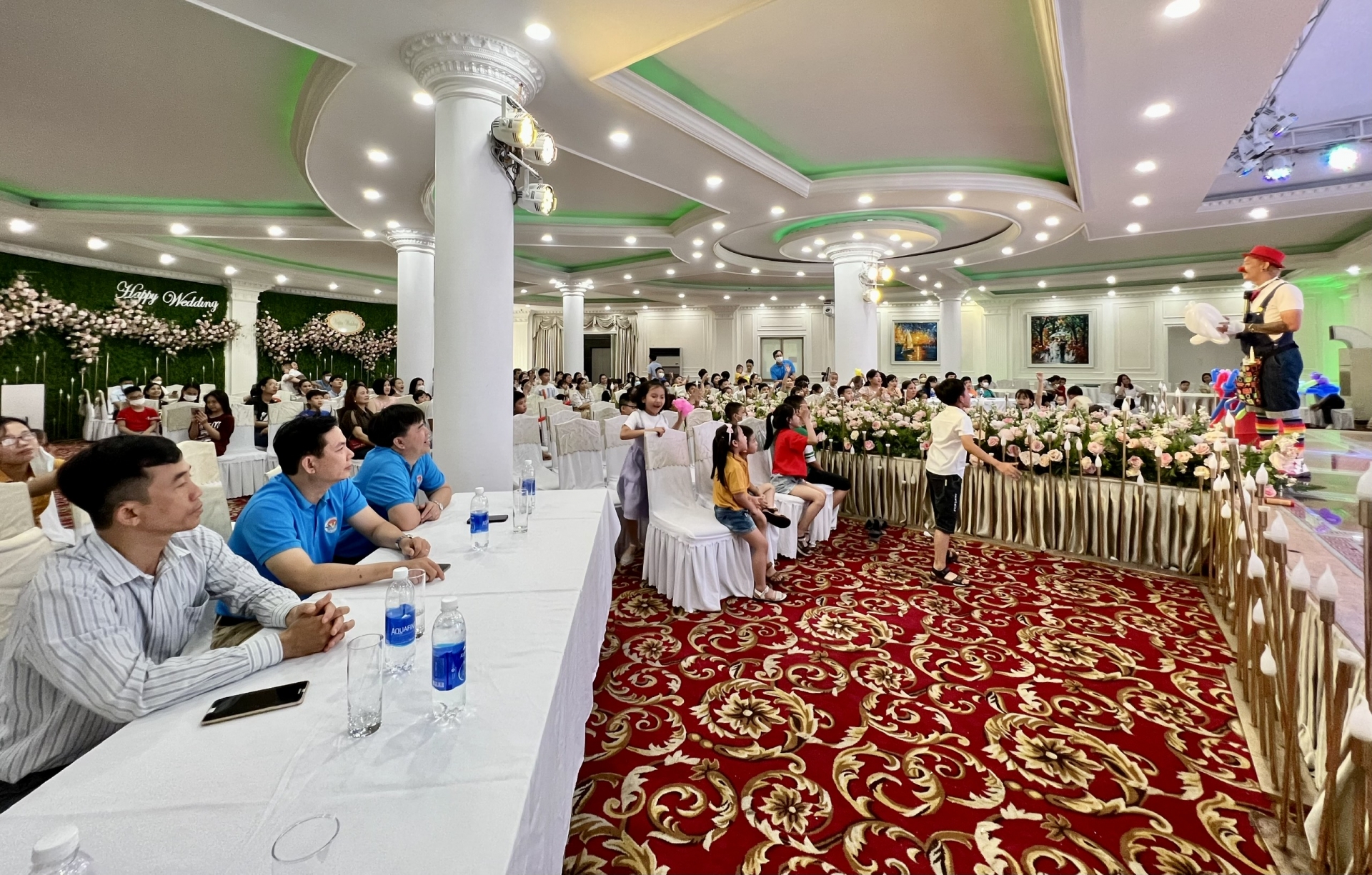 Bố làm việc trên tàu hạnh phúc khi biết con ở nhà vui Tết Thiếu nhi Bố làm việc trên tàu hạnh phúc khi biết con ở nhà vui Tết Thiếu nhi