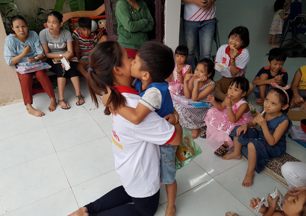 Cô giáo trẻ mang tiếng Anh về làng