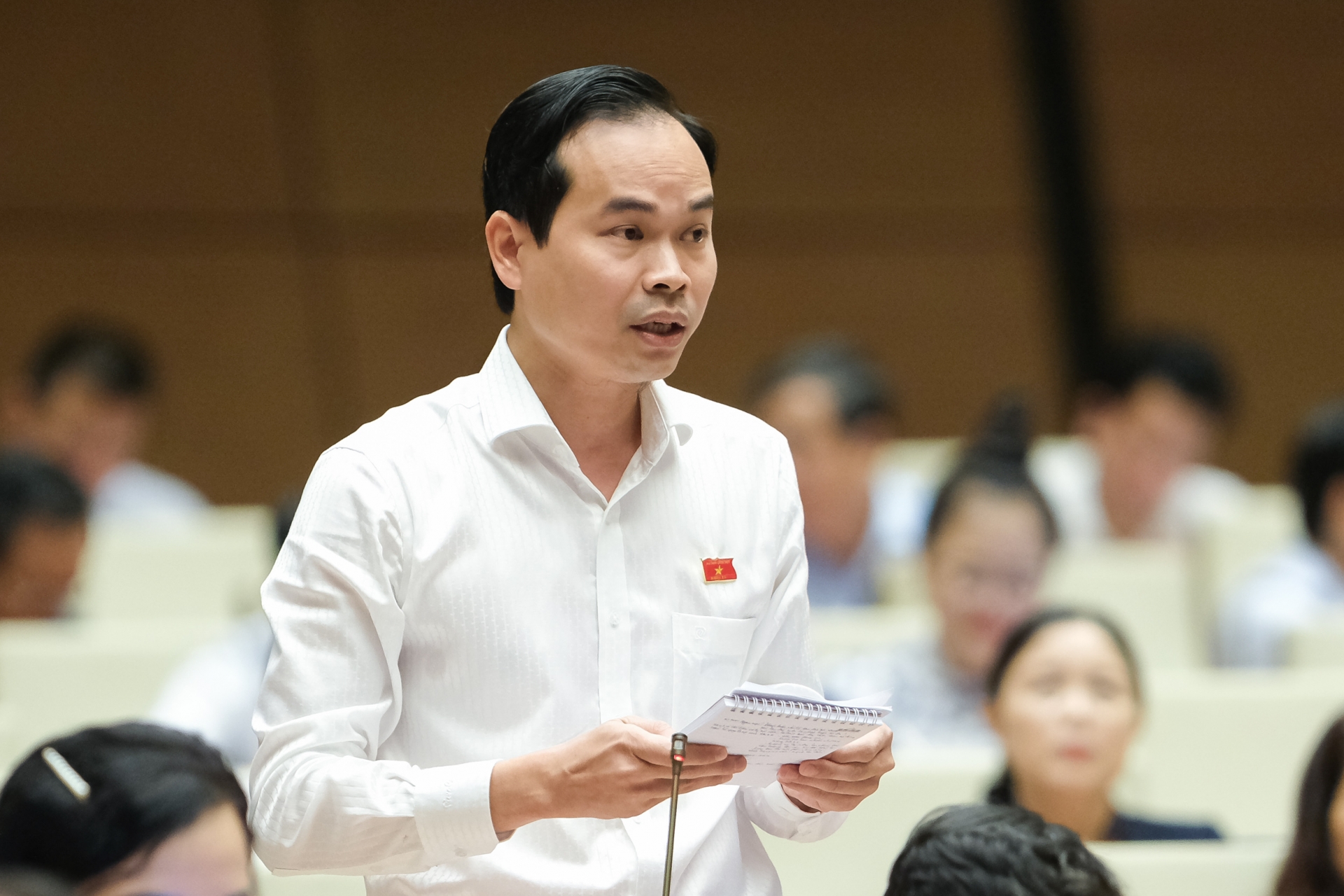 Đại biểu Quốc hội quan tâm vấn đề khuyến khích đầu tư và chính sách tiền lương của người lao động