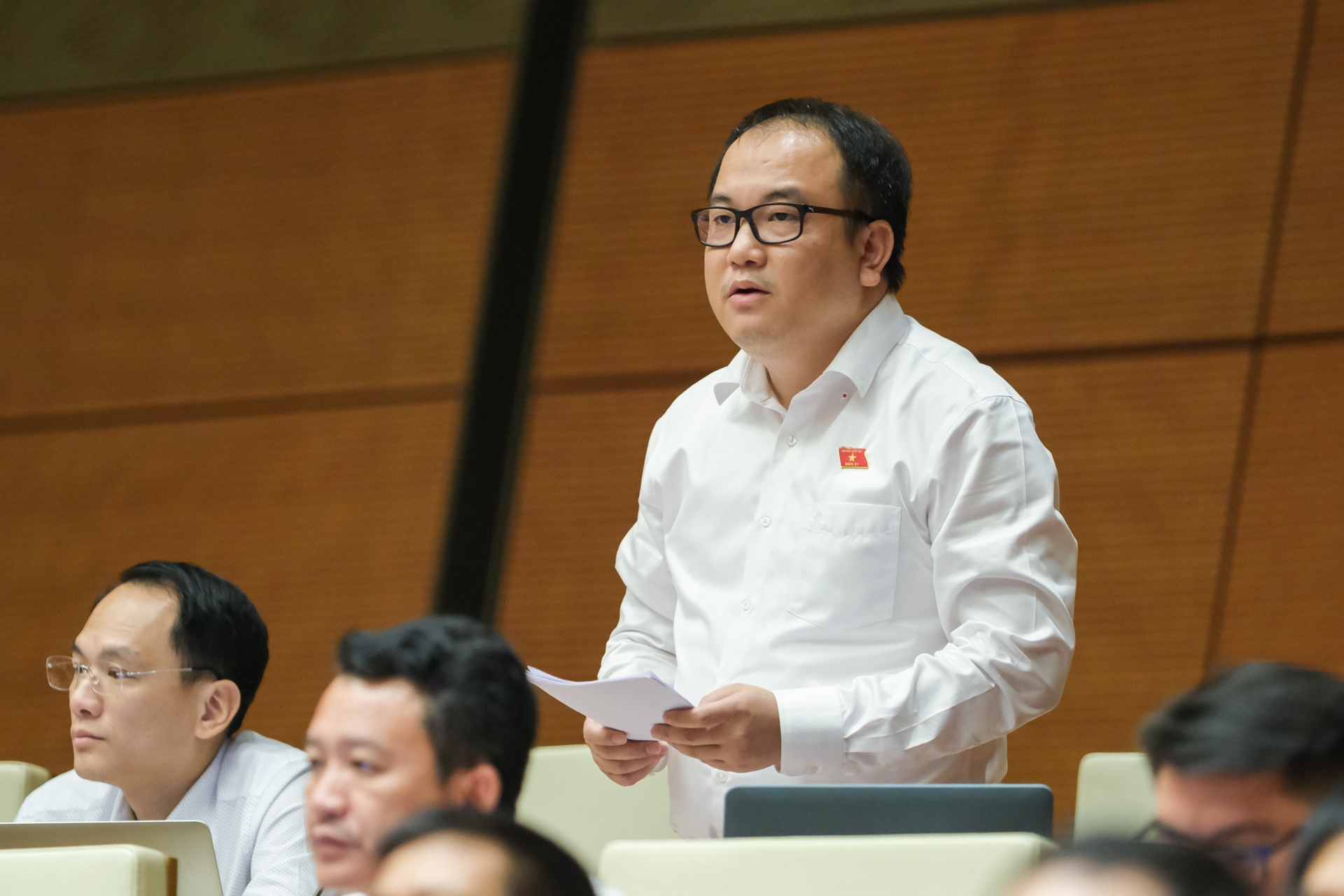 Đại biểu Quốc hội quan tâm vấn đề khuyến khích đầu tư và chính sách tiền lương của người lao động