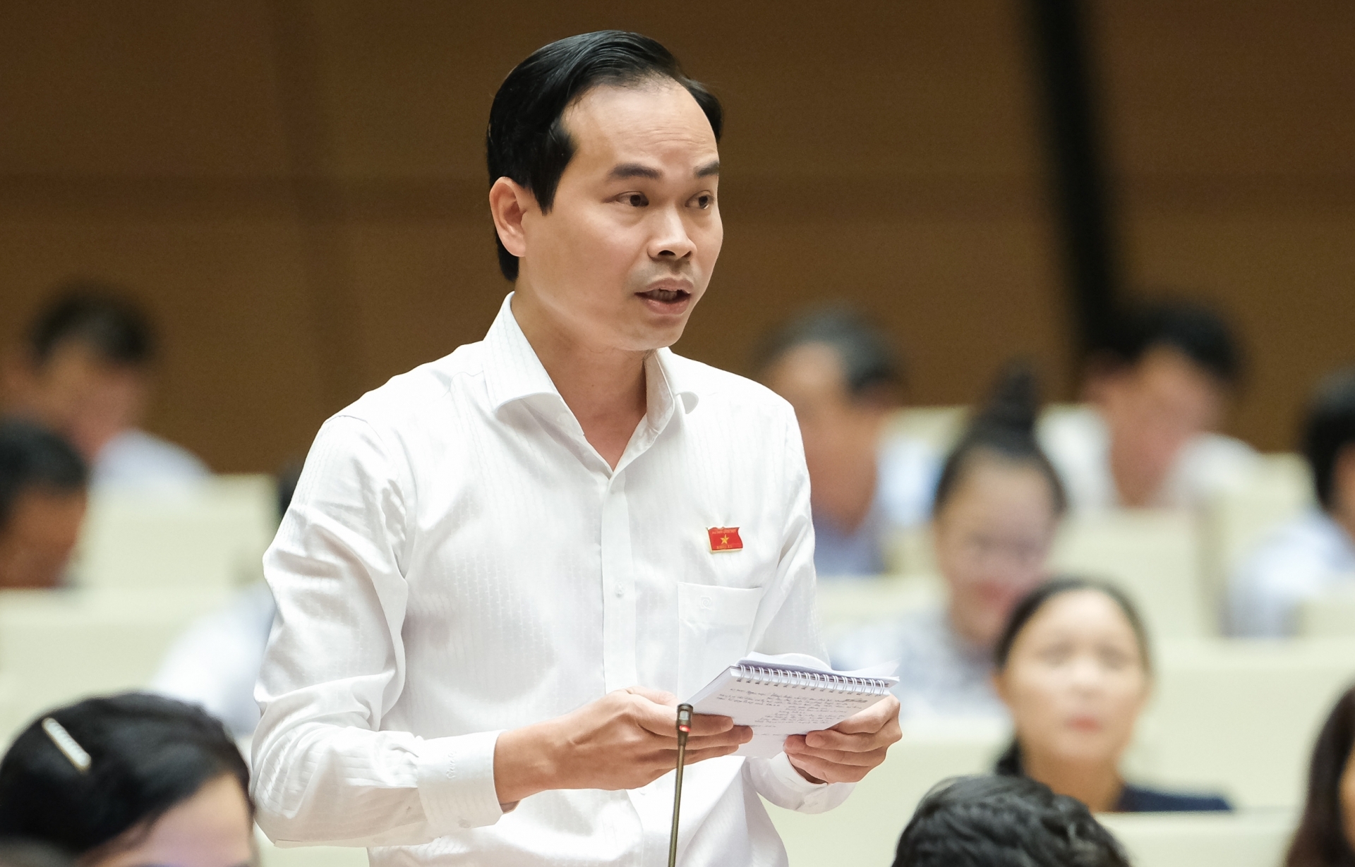 Đại biểu Quốc hội quan tâm vấn đề khuyến khích đầu tư và chính sách tiền lương của người lao động