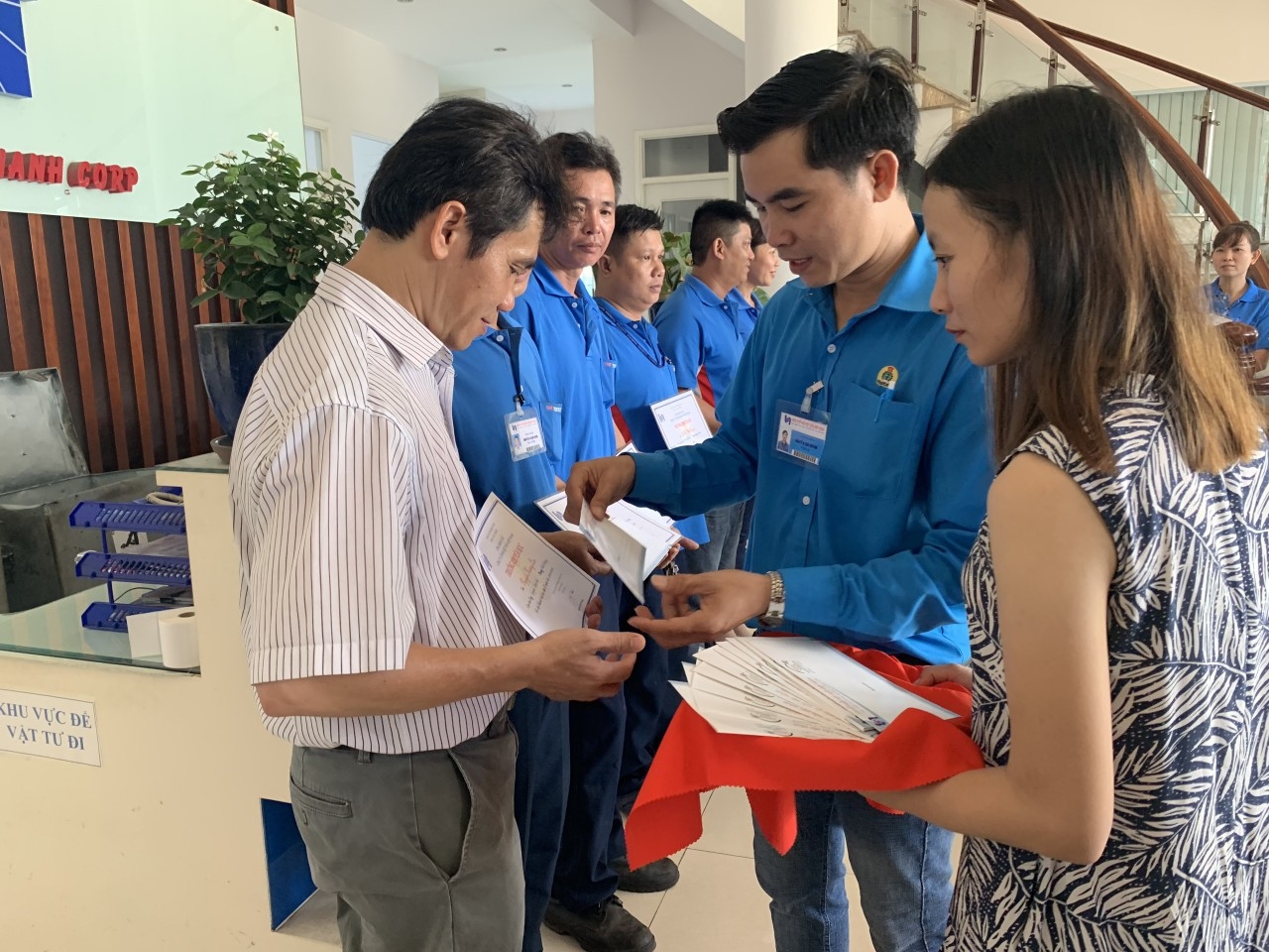 Tặng vali kèm theo tổ chức du lịch cho người lao động Tặng vali kèm theo tổ chức du lịch cho người lao động