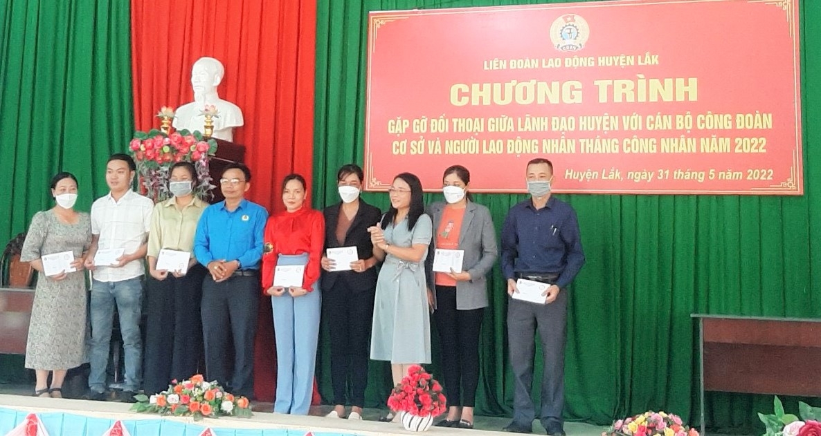 Huyện Lắk: Lãnh đạo gặp gỡ, đối thoại với cán bộ công đoàn và người lao động