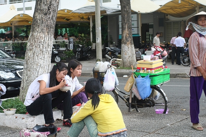 Vượt qua bão giá: Hãy tiết kiệm và giúp nhau vượt khó Vượt qua bão giá: Hãy tiết kiệm và giúp nhau vượt khó