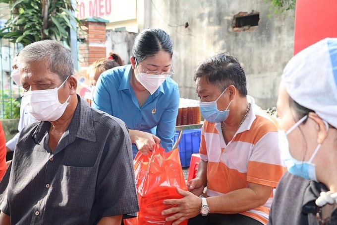 Vượt qua bão giá: Hãy tiết kiệm và giúp nhau vượt khó Vượt qua bão giá: Hãy tiết kiệm và giúp nhau vượt khó