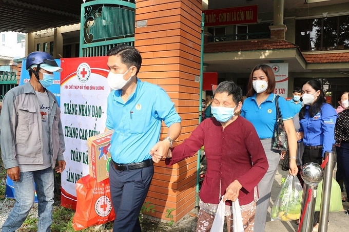 Vượt qua bão giá: Hãy tiết kiệm và giúp nhau vượt khó Vượt qua bão giá: Hãy tiết kiệm và giúp nhau vượt khó