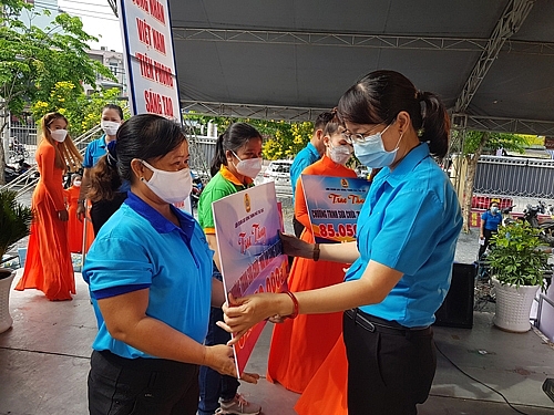 Vượt qua bão giá: Hãy tiết kiệm và giúp nhau vượt khó Vượt qua bão giá: Hãy tiết kiệm và giúp nhau vượt khó