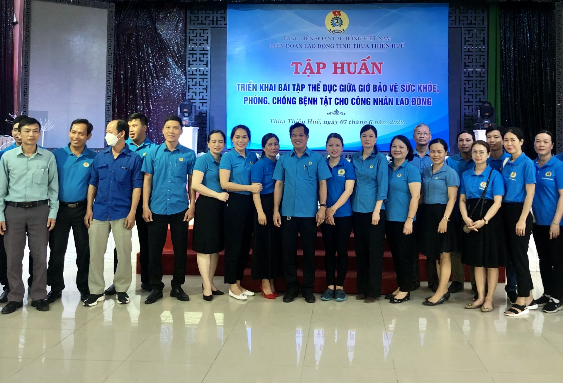 LĐLĐ tỉnh Thừa Thiên Huế tập huấn bài tập thể dục giữa giờ cho 100 cán bộ CĐCS LĐLĐ tỉnh Thừa Thiên Huế tập huấn bài tập thể dục giữa giờ cho 100 cán bộ CĐCS