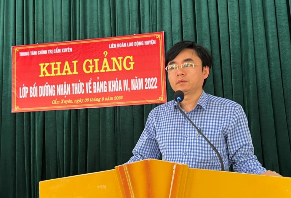 LĐLĐ huyện Cẩm Xuyên phối hợp tổ chức lớp bồi dưỡng nhận thức về Đảng LĐLĐ huyện Cẩm Xuyên phối hợp tổ chức lớp bồi dưỡng nhận thức về Đảng