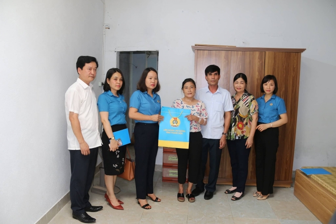 LĐLĐ tỉnh Thanh Hóa thăm và tặng quà gia đình công nhân, viên chức, lao động LĐLĐ tỉnh Thanh Hóa thăm và tặng quà gia đình công nhân, viên chức, lao động