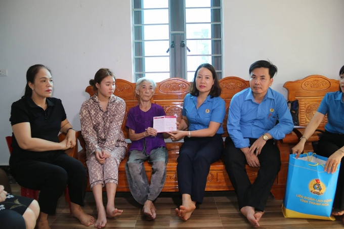LĐLĐ tỉnh Thanh Hóa thăm và tặng quà gia đình công nhân, viên chức, lao động LĐLĐ tỉnh Thanh Hóa thăm và tặng quà gia đình công nhân, viên chức, lao động