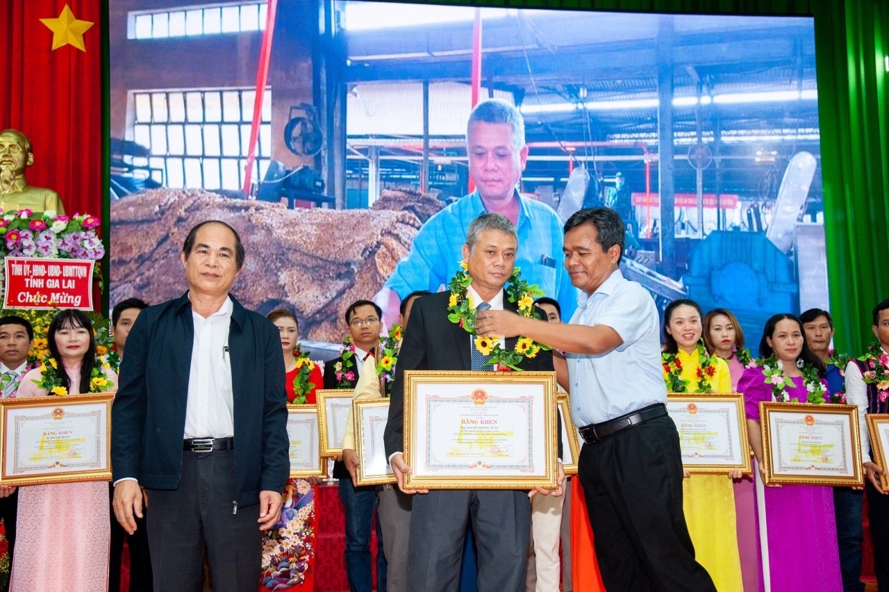 “Hoa Tháng 5” từ phong trào thi đua yêu nước trong CNVCLĐ ở Gia Lai