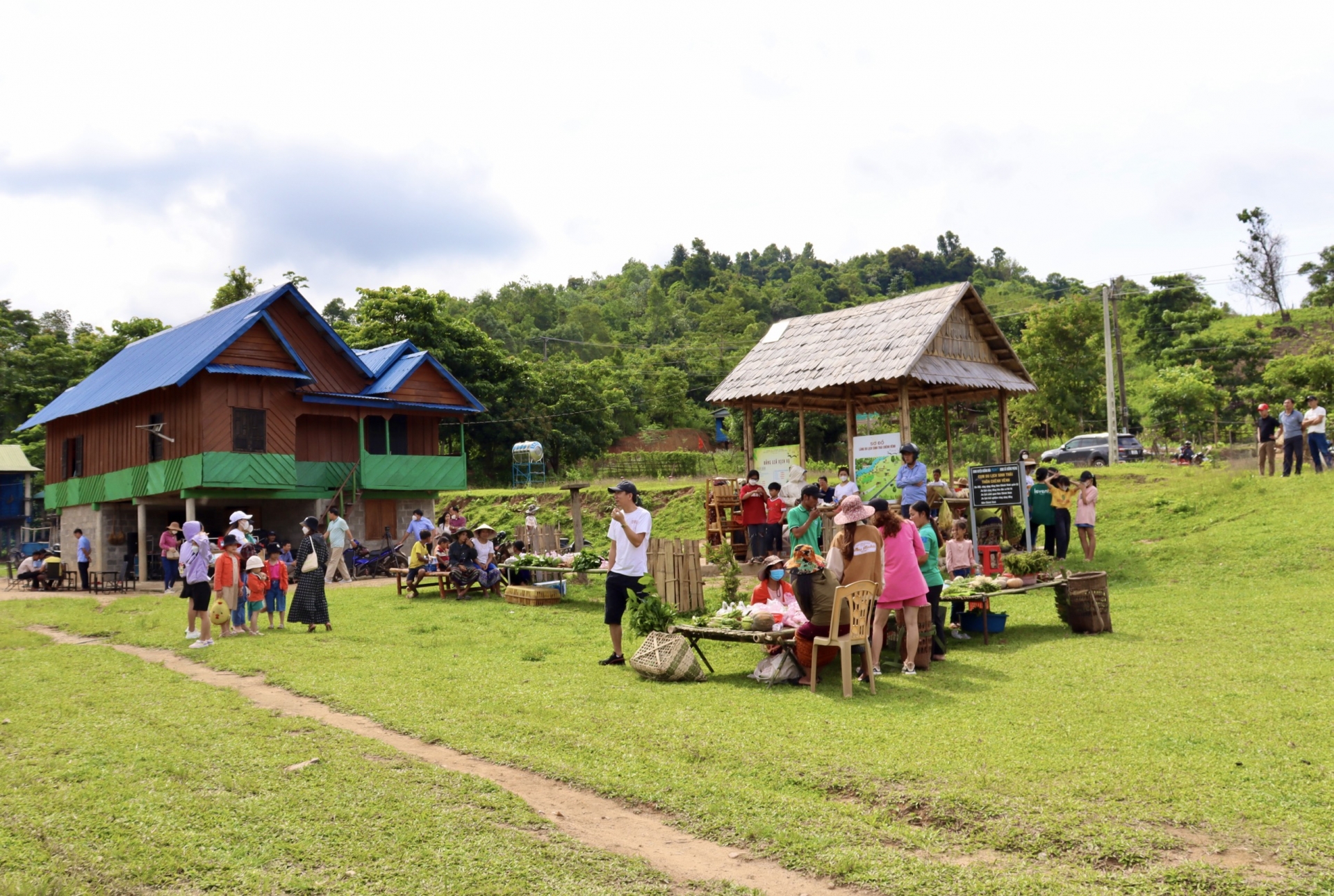 Phiên chợ cuối tuần trên đỉnh Trường Sơn Phiên chợ cuối tuần trên đỉnh Trường Sơn