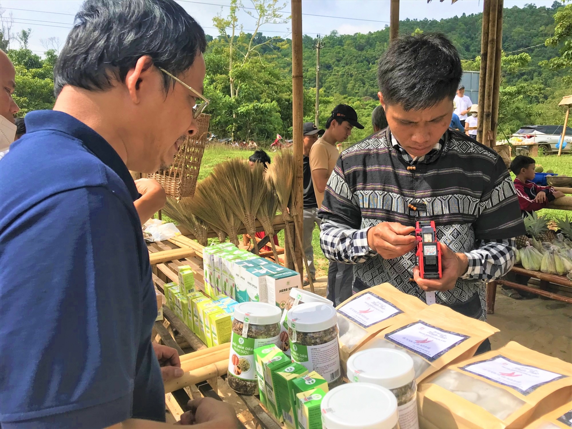 Phiên chợ cuối tuần trên đỉnh Trường Sơn Phiên chợ cuối tuần trên đỉnh Trường Sơn