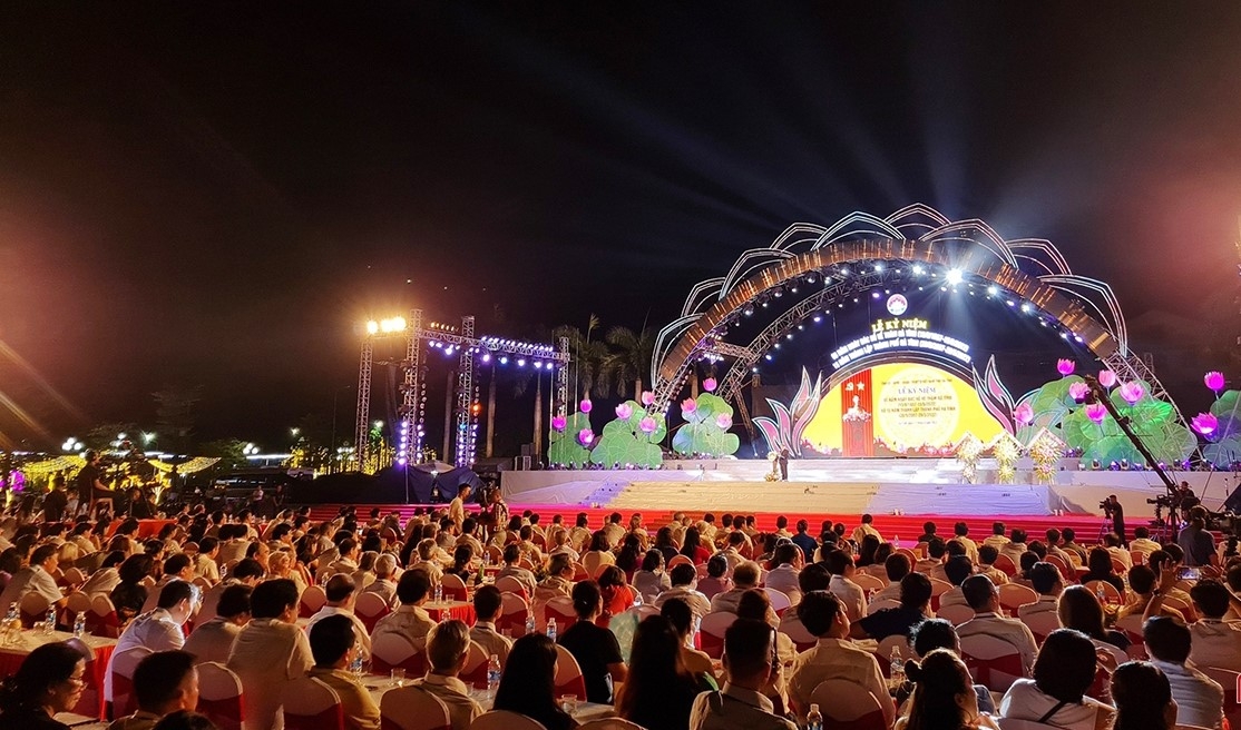 Long trọng kỷ niệm 65 năm Ngày Bác Hồ về thăm Hà Tĩnh và 15 năm thành lập TP Hà Tĩnh Trang trọng, lắng đọng lễ kỷ niệm 65 năm Ngày Bác Hồ về thăm Hà Tĩnh