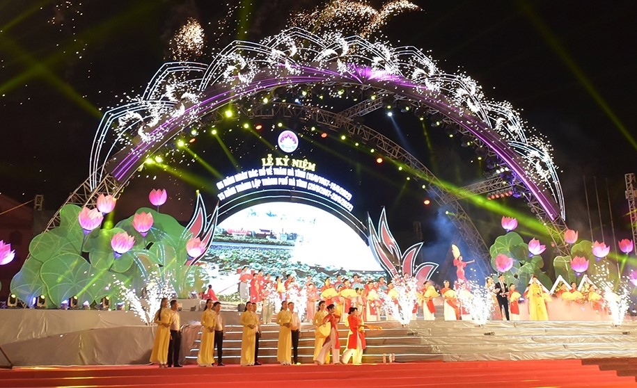 Trang trọng, lắng đọng lễ kỷ niệm 65 năm Ngày Bác Hồ về thăm Hà Tĩnh Trang trọng, lắng đọng lễ kỷ niệm 65 năm Ngày Bác Hồ về thăm Hà Tĩnh