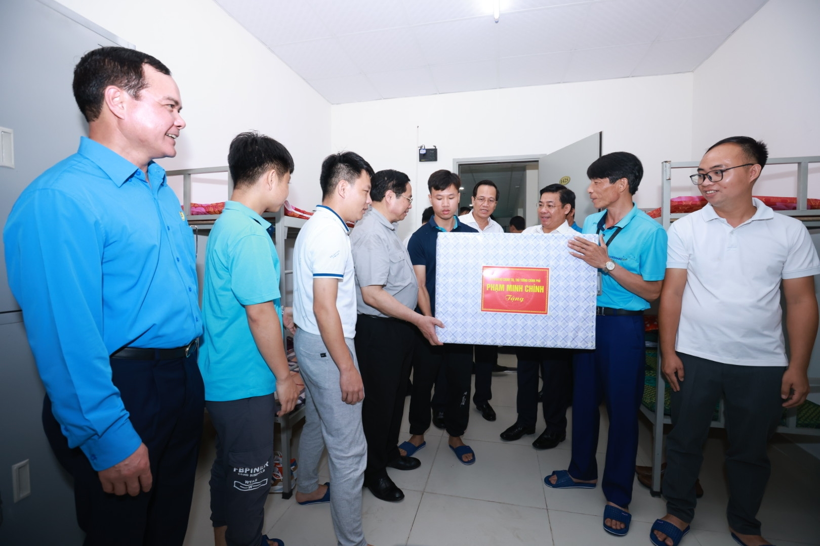 Thủ tướng Phạm Minh Chính thăm công nhân tại khu nhà trọ, nhà ở xã hội Thủ tướng Phạm Minh Chính thăm công nhân tại khu nhà trọ, nhà ở xã hội