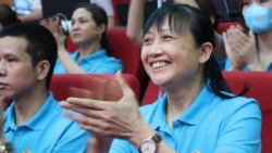 Công nhân đồng loạt vỗ tay khi Thủ tướng thông báo tăng lương tối thiểu vùng