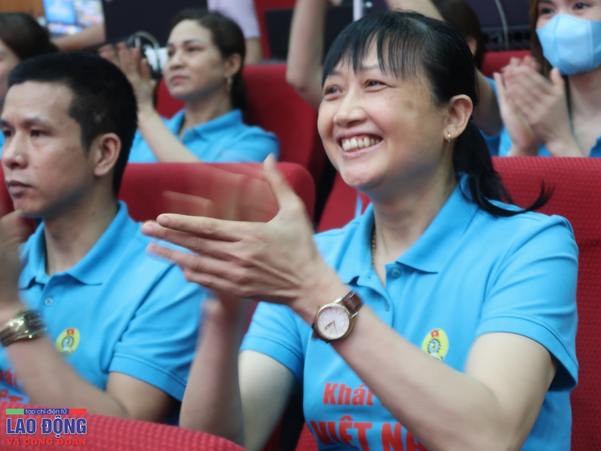 Hội trường đồng loạt vỗ tay khi Thủ tướng thông báo tăng lương tối thiểu vùng Công nhân đồng loạt vỗ tay khi Thủ tướng thông báo tăng lương tối thiểu vùng