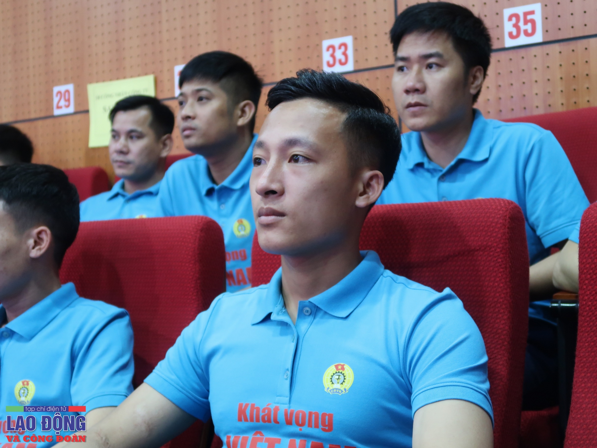 Hội trường đồng loạt vỗ tay khi Thủ tướng thông báo tăng lương tối thiểu vùng Hội trường đồng loạt vỗ tay khi Thủ tướng thông báo tăng lương tối thiểu vùng