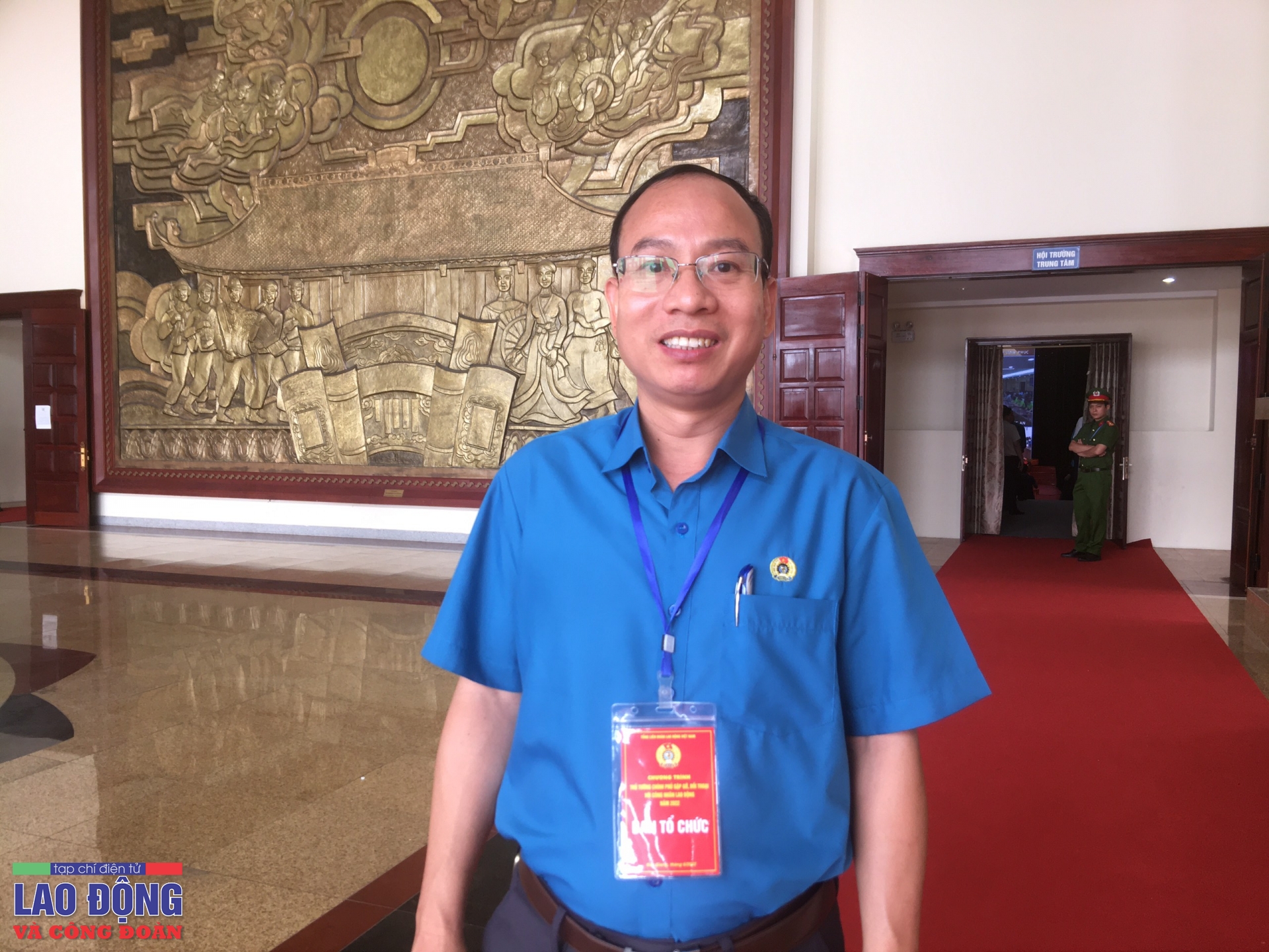 Hội trường đồng loạt vỗ tay khi Thủ tướng thông báo tăng lương tối thiểu vùng Hội trường đồng loạt vỗ tay khi Thủ tướng thông báo tăng lương tối thiểu vùng