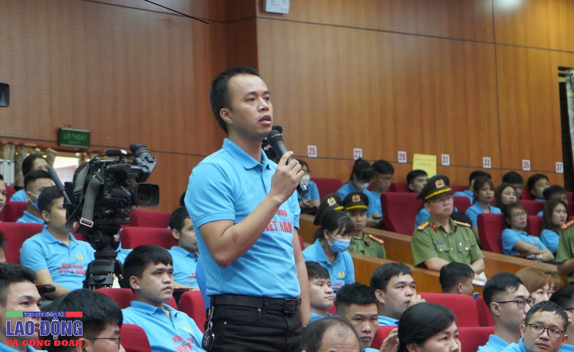 Toàn cảnh buổi đối thoại giữa Thủ tướng và công nhân 2022 Toàn cảnh buổi đối thoại giữa Thủ tướng và công nhân lao động