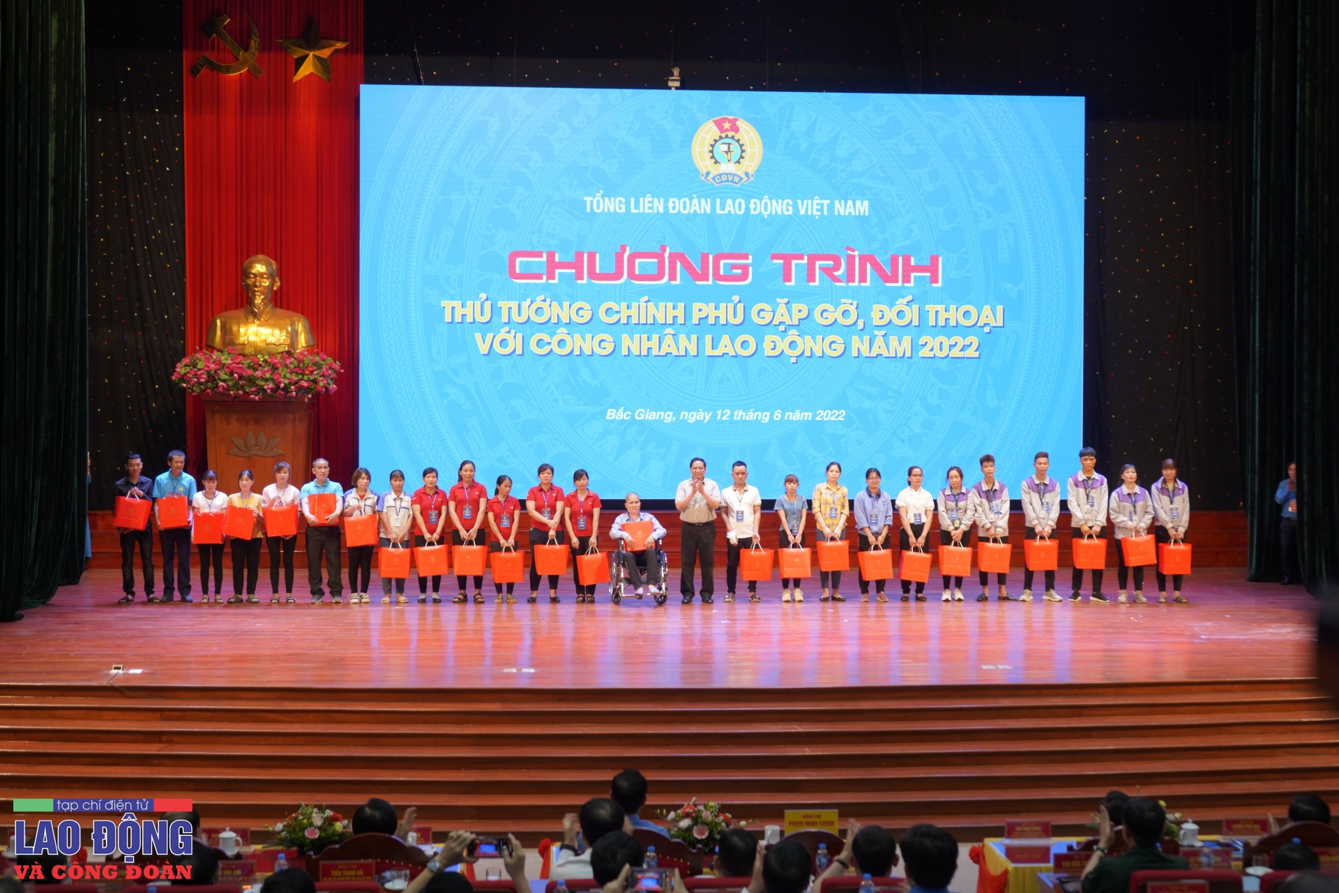 Toàn cảnh buổi đối thoại giữa Thủ tướng và công nhân 2022 Toàn cảnh buổi đối thoại giữa Thủ tướng và công nhân lao động