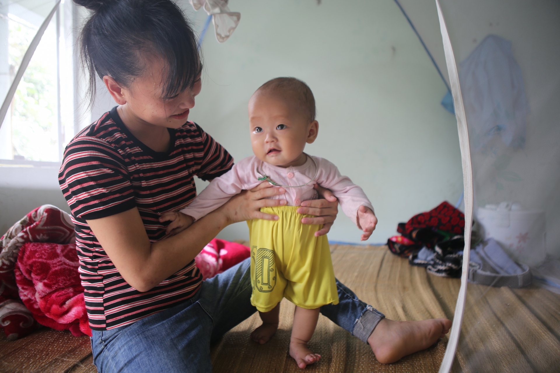 Cả tháng nay cháu chỉ ăn 1 bữa/ngày, mẹ cháu phải ăn Mèn mén Cả tháng nay cháu chỉ ăn 1 bữa/ngày, mẹ cháu phải ăn Mèn mén