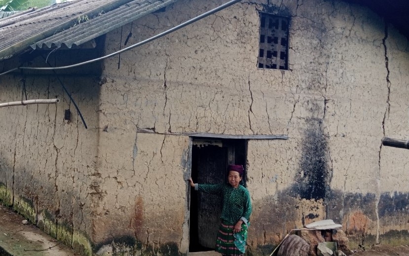 Cả tháng nay, cháu chỉ ăn 1 bữa/ngày còn mẹ phải ăn Mèn mén Cả tháng nay, cháu chỉ ăn 1 bữa/ngày còn mẹ phải ăn Mèn mén