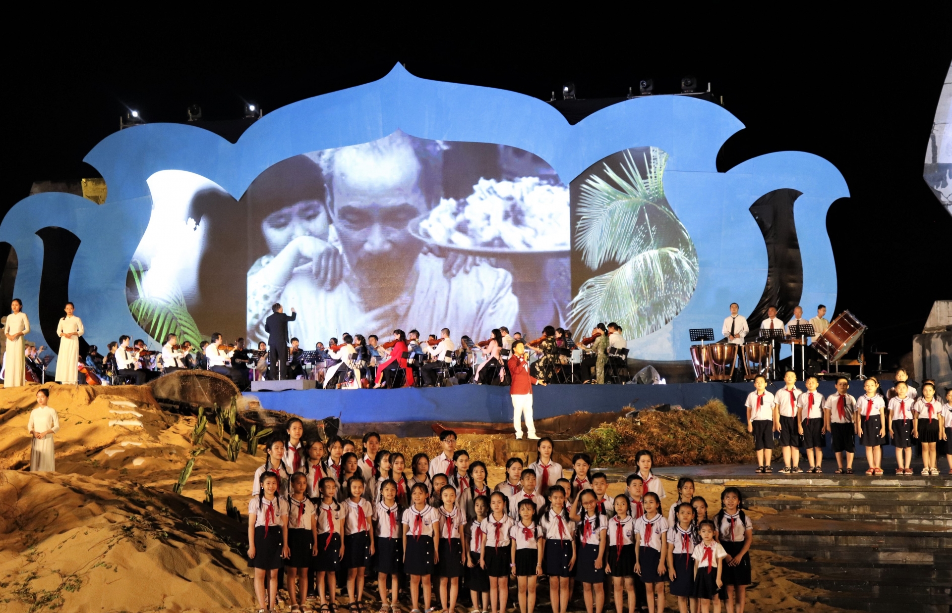 Lễ báo công và kỷ niệm 65 năm ngày Bác Hồ về thăm Quảng Bình Quảng Bình tổ chức Lễ báo công và kỷ niệm 65 năm ngày Bác Hồ về thăm